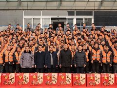 情系農(nóng)民工 蛇年送祝?！A兆控股為優(yōu)秀農(nóng)民工發(fā)放春節(jié)禮品
